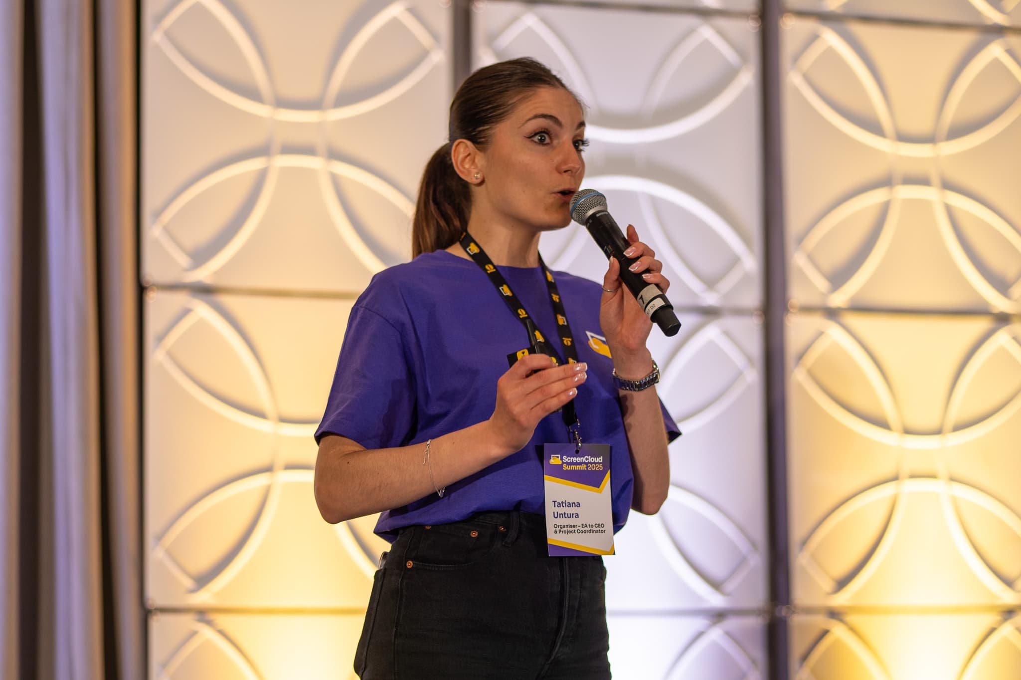 ScreenCloud Summit 2025 - Tatiana presenting to customer conference audience